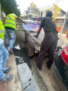 Alcaldía del Distrito Nacional retira chatarras durante operativo en Villa Juana