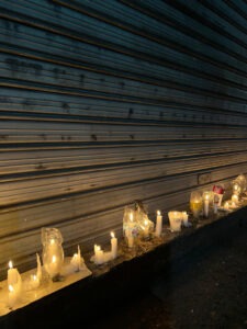 Familiares del colmadero claman justicia con velas en el escenario del crimen