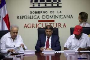 Gobierno firma alianza estratégica agropecuaria con agroindustriales y productores de tomate