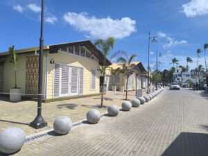 Abinader y David Collado inauguran la Plaza Pueblo de los pescadores en Las Terrenas