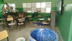 Madres del Km 5 en El Factor reclaman terminación de remozamiento de escuela que lleva un año en espera