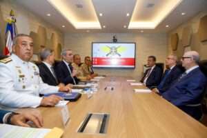 Presidente Abinader se reúne con los ex presidentes Medina, Fernández y Mejía en el Ministerio de Defensa