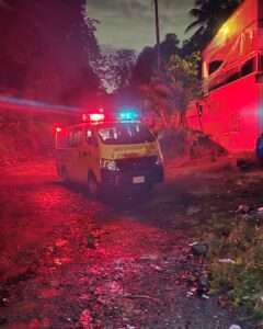 Defensa Civil rescata a 17 personas tras vuelco de minibús en Santo Domingo Norte
