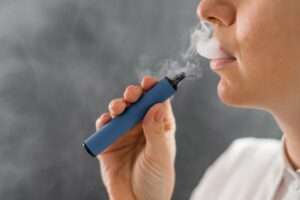 Podrías estar inhalando más que humo: advierten sobre hongos en boquillas de vapes