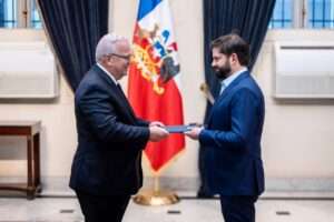 Embajador dominicano Juan Cohen presenta Cartas Credenciales ante presidente de Chile, Gabriel Boric