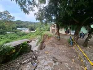 Colapso de muro de gaviones en el río Yubazo afecta viviendas en San Cristóbal