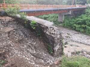 Colapso de muro de gaviones en el río Yubazo afecta viviendas en San Cristóbal
