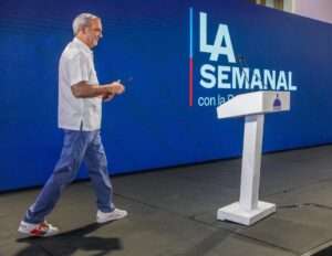 Abinader asiste a ‘La Semanal’ con tenis personalizados de la LNB