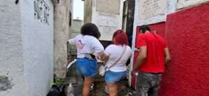 Lluvias reducen asistencia al cementerio de la avenida Máximo Gómez en el Día de los Fieles Difuntos