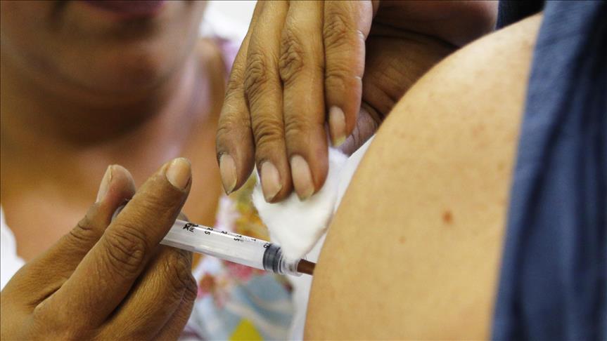 Una enfermera vacunando una persona contra la fiebre amarilla.