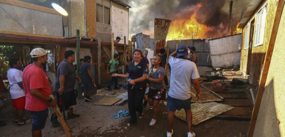 Incendio arrasa con 100 casas de madera en Chile