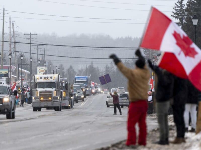 Camioneros protestan contra mandato de vacunación en Canadá