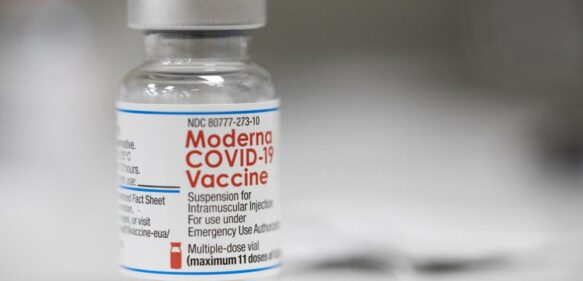 EEUU da aprobación completa a vacuna de Moderna contra COVID