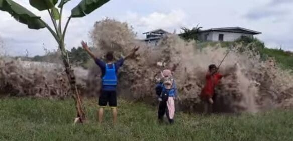 Jóvenes desafían las olas tras tsunami en Tonga