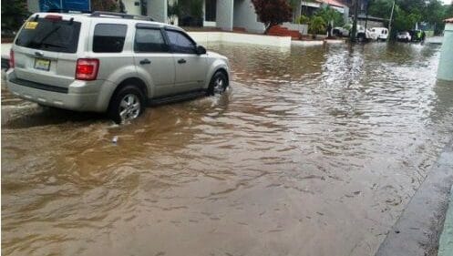 Barrios inundados por las lluvias y desbordamiento de arroyos en Montecristi