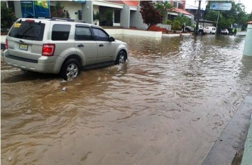 Barrios inundados por las lluvias y desbordamiento de arroyos en Montecristi