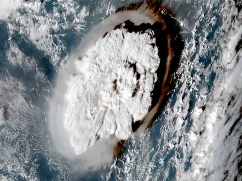Graban desde el espacio como el volcán de Tonga entra  erupción