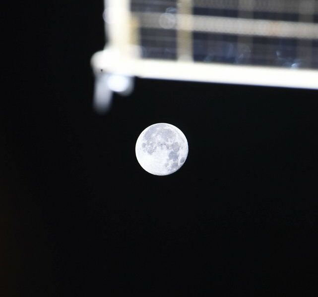 Cosmonauta muestra una foto de la “Luna llena” tomada desde la EEI