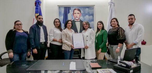 Ayuntamiento de Santiago recibe reconocimiento por alto ranking en Plan Anual de Capacitación por parte del INAP