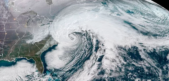 Un ciclón bomba amenaza la Costa Este de los EEUU: ya hay miles de vuelos cancelados