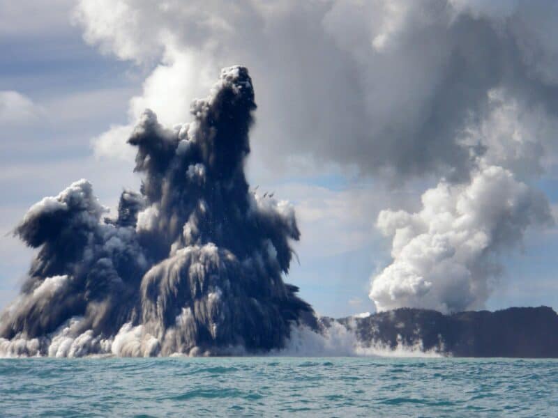 Un volcán submarino entra en erupción cerca de Tonga