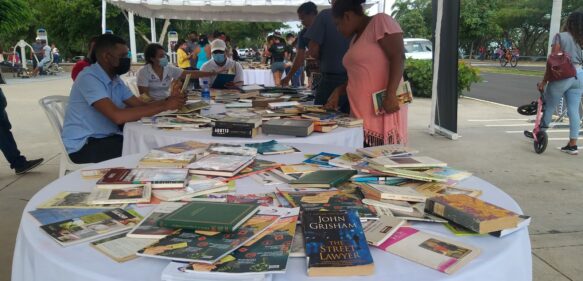 Familias intercambian libros en el kilómetro 0 del Parque Mirador Sur