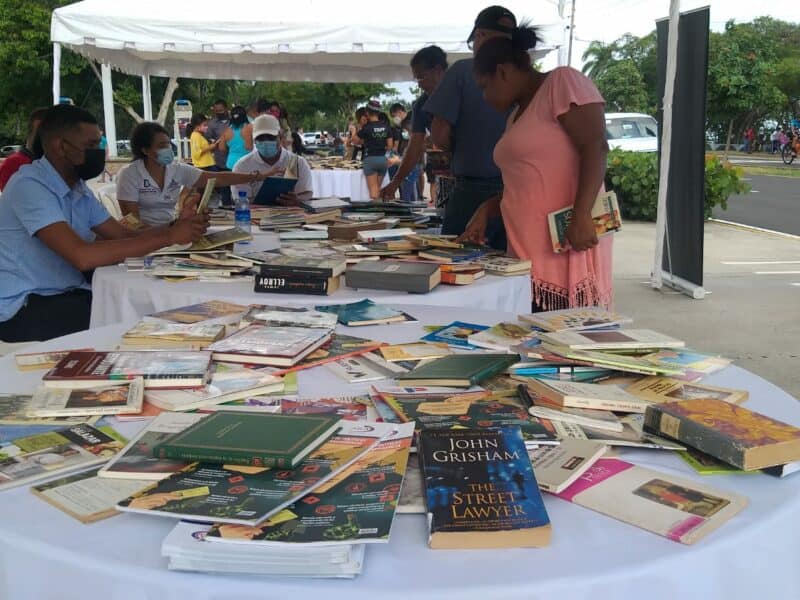 Familias intercambian libros en el kilómetro 0 del Parque Mirador Sur