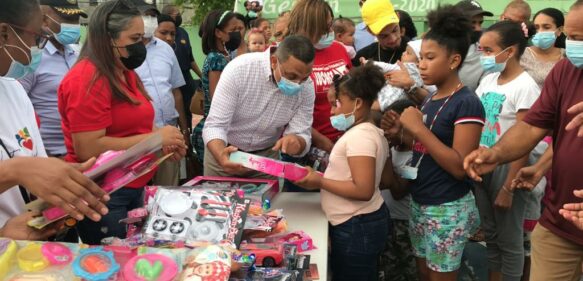 Mérido Torres, entrega juguetes a niños de su sector Ramón Matias Mella en SDE