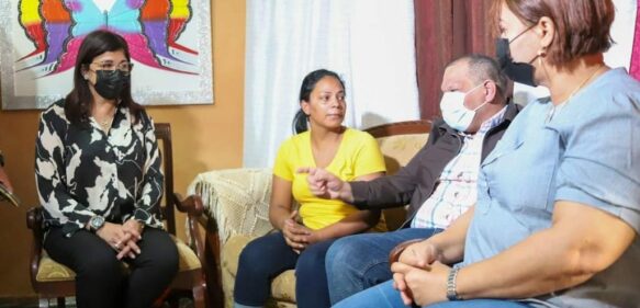 Alcalde Carlos Guzmán dispone ayuda y seguimiento permanente a madre abusada en Cachimán, Villa Mella