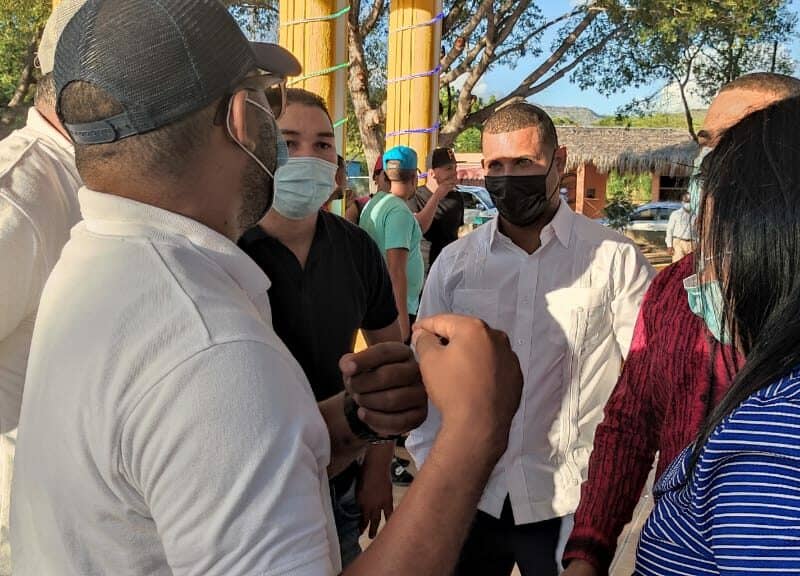 Comunitarios defienden gestión de alcalde de Las Charcas de Azua