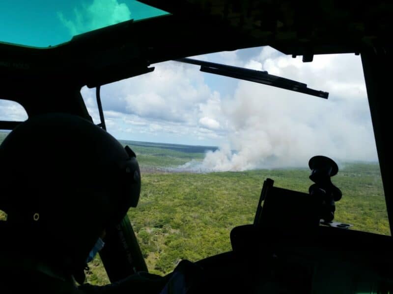 Fuerza Aérea sofoca incendio registrado en las inmediaciones del Aeropuerto Internacional de Punta Cana