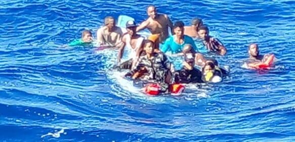 Armada de RD rescate de 16 personas tras quedar a la deriva la embarcación