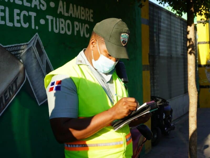 Agentes DIGESETT mantienen en zozobra con infracciones a Los Alcarrizos sin poner frente el caos vehicular