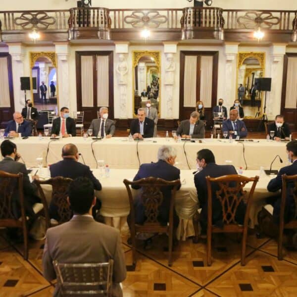 Presidente Luis Abinader se reúne con delegación de Qatar