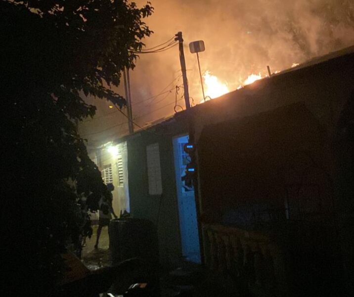 En Manzanillo mujer celosa quema cama de esposo y provoca fuego a 7 casas