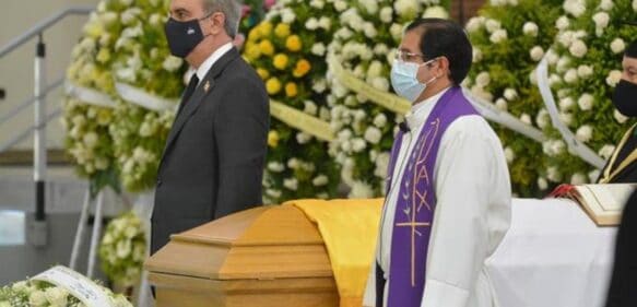 Abinader hace guardia de honor a restos de monseñor Núñez Collado