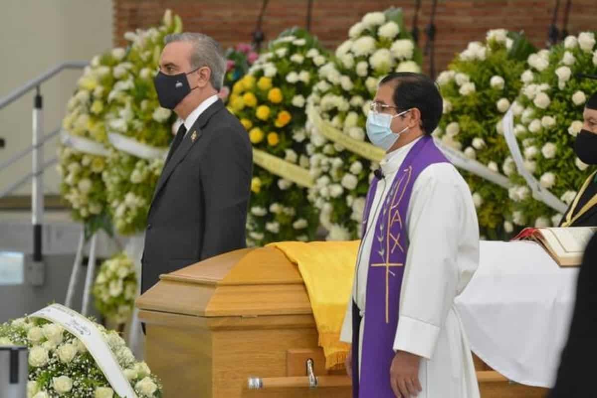 Abinader hace guardia de honor a restos de monseñor Núñez Collado