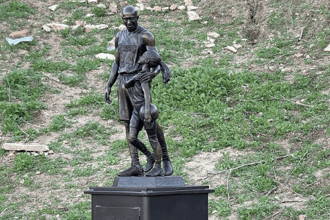 Colocan estatua de Kobe Bryant y su hija Gianna en el lugar del accidente