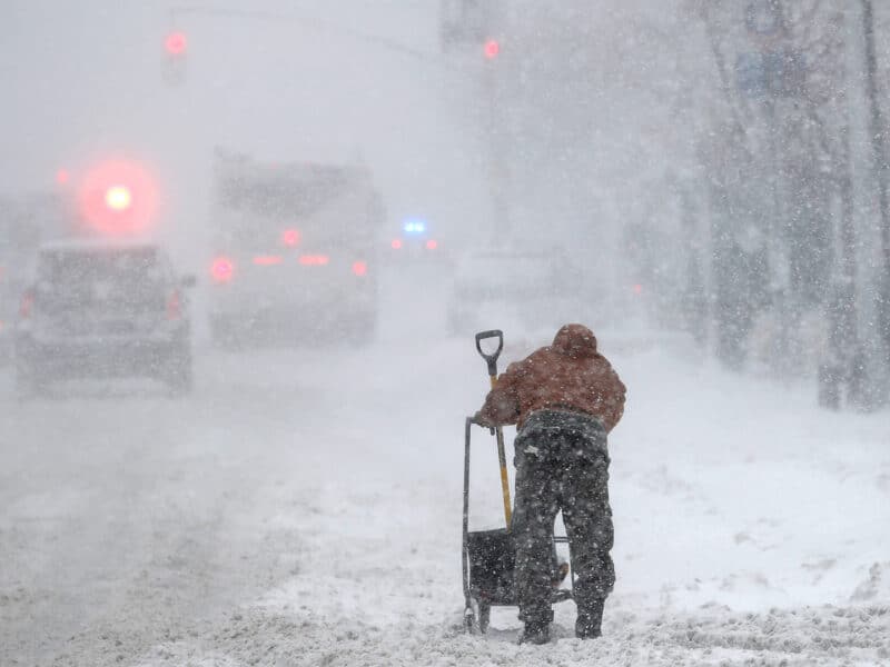 Miles de vuelos cancelados por tormenta de nieve azota noreste de EEUU