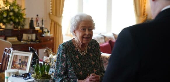 Reina Isabel II da positivo en COVID-19, con síntomas leves