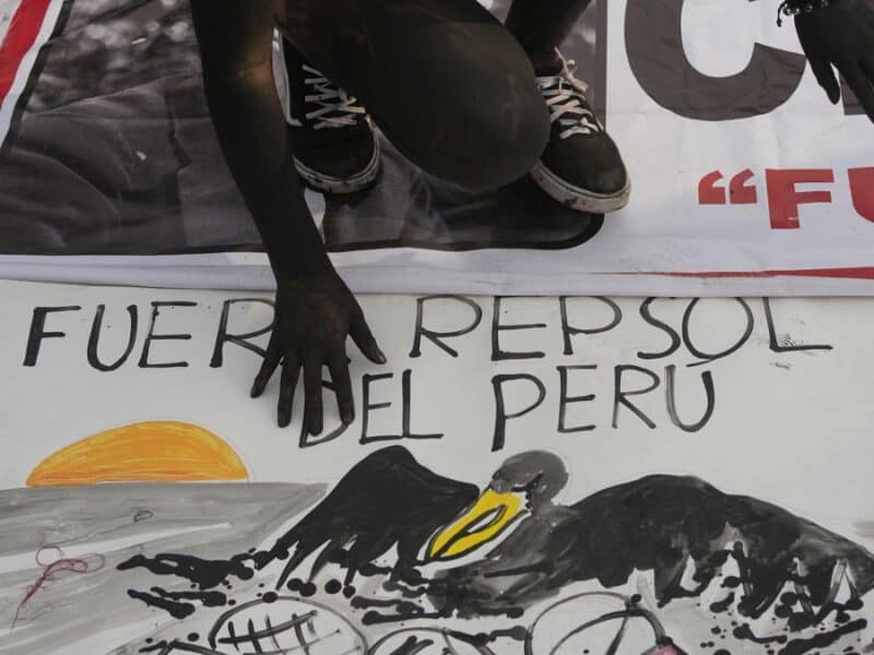Perú: A un mes del derrame petróleo no se recupera ni 50%