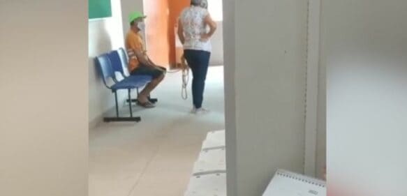 Mujer lleva atado a su marido hasta un hospital de Brasil para que lo vacunen contra el COVID-19