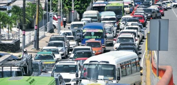 Economistas y dirigentes políticos critican medida que tomó el gobierno para favorecer a transportistas con subsidio