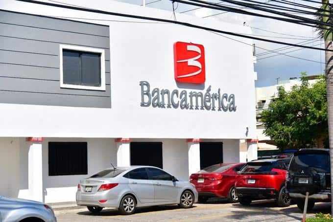 Crece incertidumbre en usuarios de Bancamérica tras noticia de disolución de la entidad