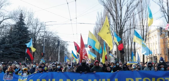 Miles de ucranianos salieron a las calles de Kiev contra la amenaza de una invasión rusa: “Debemos unirnos y luchar”