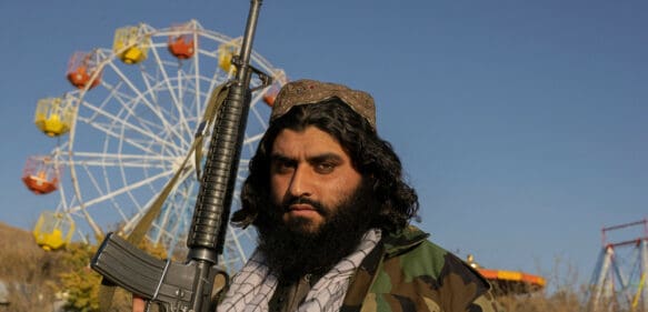 Los talibanes prohíben entrar en los parques de atracciones con armas y uniforme militar