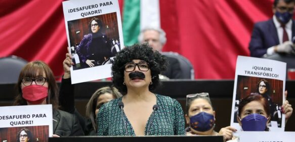 Diputada de mexicana se disfraza de un legislador transfóbico para exigir su desafuero
