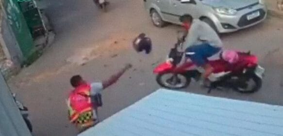 Hombre lanza un casco a la cara de un ladrón y evita el robo de una motocicleta en Brasil