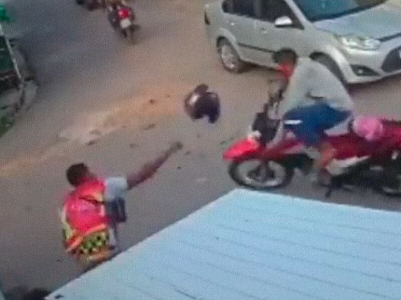 Hombre lanza un casco a la cara de un ladrón y evita el robo de una motocicleta en Brasil