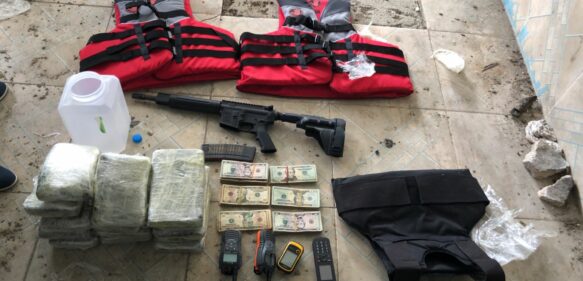 Apresan dos hombres que ocupaban 15 paquetes de cocaína, dinero y fusil en SPM
